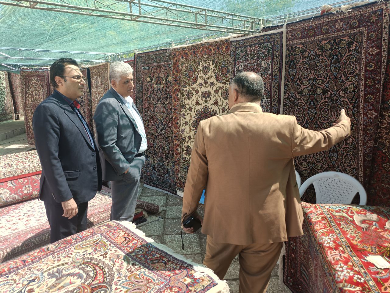 مدیرعامل نمایشگاه استان مرکزی از جشنواره فرش جیریا بازدید کرد